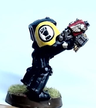 Chapelain Imperial Fist de profil le dimanche